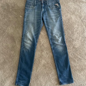 Replay Anbass Jeans - Tjena. Säljer dessa feta replay jeans då de inte kommer till användning. Byxorna är nästan nyskick utan skador. Köpt för 1600kr. Storleken är W30 L32. Vid frågor eller funderingar är det bara att höra av dig.
