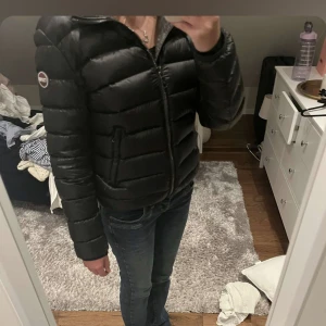 Colmar jacka  - Jag säljer nu min fina colmar jacka💕den är använd en vintersäsong och har inga defekter. Köpte den från miinto för 4579kr💞 Fraktar inom 24h💞