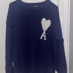 Ami paris - Mörkblå Ami Paris stickad tröja. Väldigt bra skick. Använd fåtal gånger. 