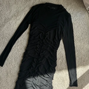 Scrunch klänning  - Svart klänning med scrunch, aldrig använd. Stl S