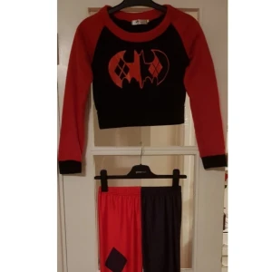 Harley Quinn sätt leggins och magtröja strl S - Harley Quinn sätt leggins och magtröja strl S  Leggins polyester 88% elastane 12% Handtvättas  Magtröjan står strl L men den är liten som en S polyester 65% bumull 35% tvättas i 30 grader   Använt ca 2gånger så som är som nya