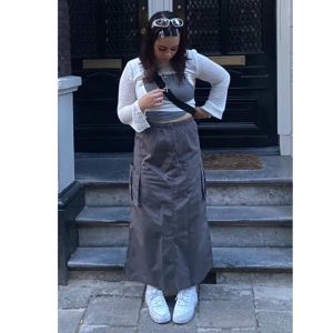 Grå lång kjol - Mörkgrå lång kjol med fickor och justerbart midjeband