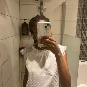 Vit blus - Fin vit blus i jätte bra skick. Den är använd Max 15 ggr. Blusen är i stl S kom privat för fler bilder 