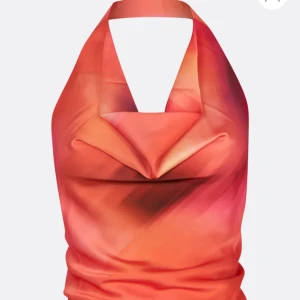 Bikbok topp - Superfin topp från bikbok i siden liknande matrial i storlek XS. Oanvänd