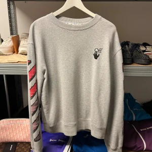 Off White Marker Sweatshirt  - WTS  Storlek: Medium  Skick: 9/10 Pris: 2800:-    Vänligen hör av dig vid frågor eller önskemål om mer bilder osv.