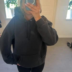 Svart hoodie - snygg svart hoodie från bikbok. Köpt för 399 så säljer för mer än halva priset. Men pris kan absolut diskuteras!