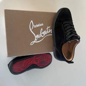 Säljer mina Christian Louboutins i storlek 38 men de passar även 39. Skorna är 1 one to 1 och box, kvitto med QR, ett Christian Louboutin kort och klistermärken tillkommer. Skorna är i skick 8/10 då de är lite smutsiga men de går lätt att fixa.