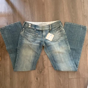 lågmidjade jeans - säljer dessa assnygga lågmidjade jeans som tyvärr va för små för mig. nypris 1000kr med lapp kvar