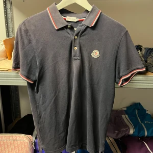 Moncler Polo - WTS Moncler Polo Storlek: Medium Skick: 8/10 Pris: 900:-  Vänligen hör av dig vid frågor eller önskemål om mer bilder osv.