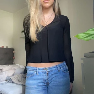 Mesh kofta💋 - Så snygg kofta i mesh😻 Man kan justera den i armarna och knyta rosett som jag inte gjort på bilderna🫶 Storlek 36 alltså S från KappAhl💞