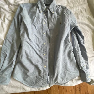 Ralph lauren skjorta  - Säljer nu min RL skjorta sitter slim  Skick 9/10 inga defekter  Pris kan diskuteras vid snabb affär 