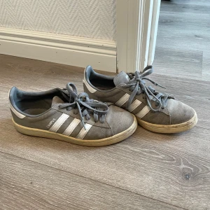 Adidas skor - Välanvända skor. Adidas campus. Stl 39 i fransk storlek, motsvarar ca 38 i Sverige. Kan prutas