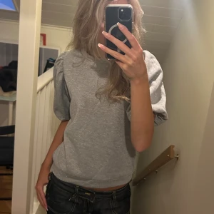 Kortärmad sweatshirt med puff ärmar - Kortärmad tröja i ett tunnare sweatshirt material med puffärmar. Skriv för mer bilder❤️