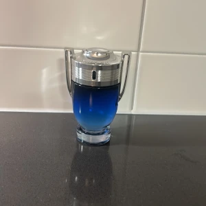 Invictus perfym - 100 ml flaska cirka 95 ml kvar.