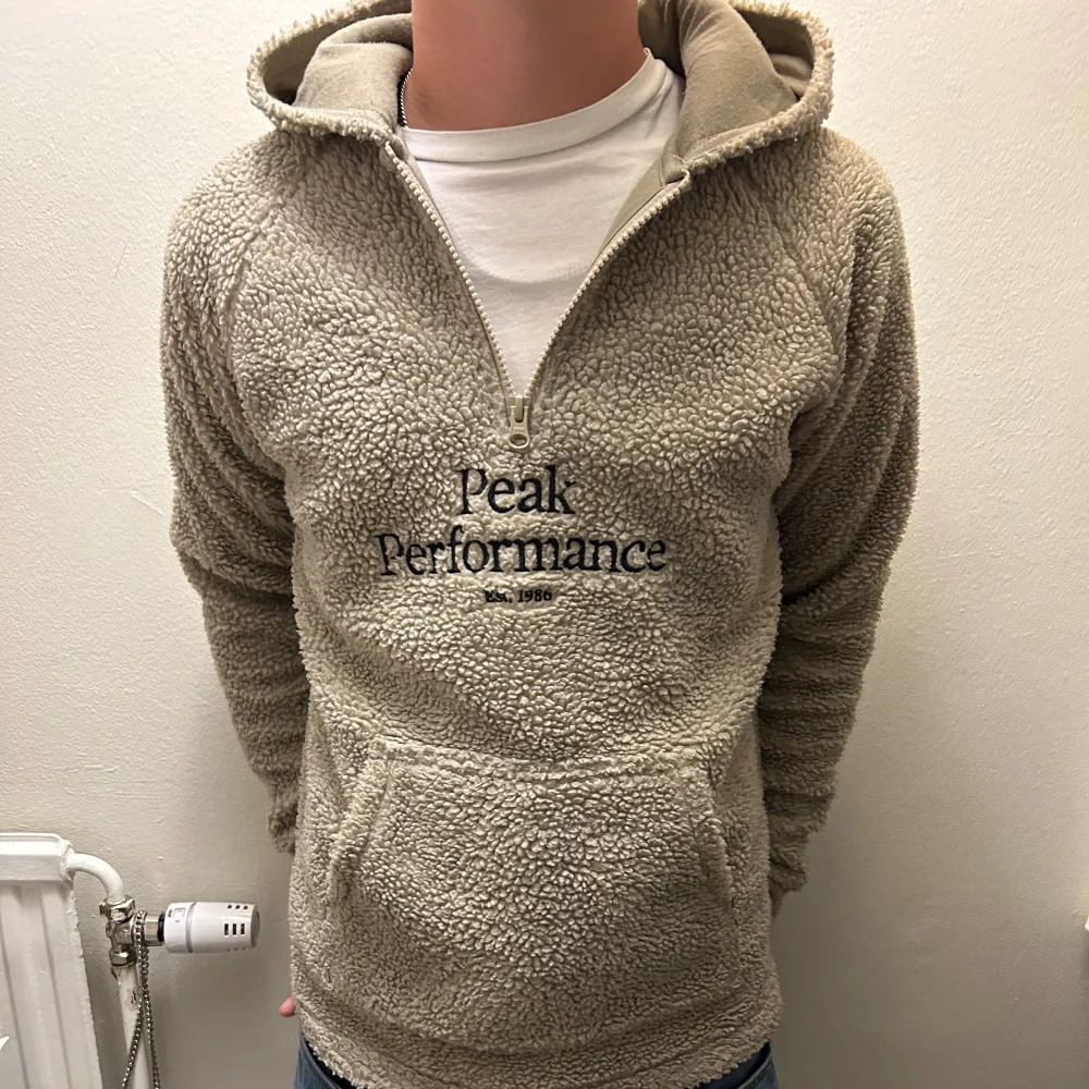 Hej, säljer min fina tröja då den inte kommer till användning mer, finns det frågor är det bara att kontakta mig😀. Hoodies.