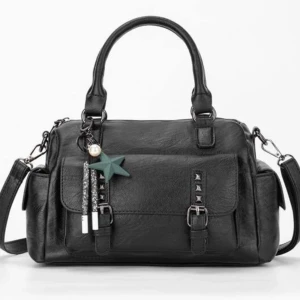 Väska - den sjukt populära väskan!perfekt storlek,som ett svarthåll😜säljs pågrund av fullt i garderoben 🙈