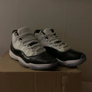 Jordan 11 Retro  - Jordan 11 Retro Concord 2018 modell i svart-vit färg! Supersköna inför hösten och är i nyskick! Storlek 45/44. Skriv privat vid intresse!