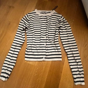 Randig kofta - Från h&m och andvänd ca 2 ggr men var gel storlek💗