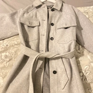 Kappa  - Grå kappa från zara i storlek M, använd en höst💓💗 