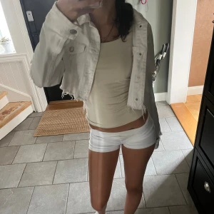 ZARA jeansjacka  - säljer min fina jeansjacka ifrån zara, finns inte att få tag på längre 💕 bara använd en gång, som ny. köpt för 430