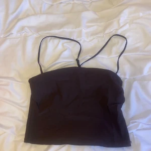 Brun topp med kors i ryggen - Säljer denna snygga toppen från Hm med kors i ryggen🩷