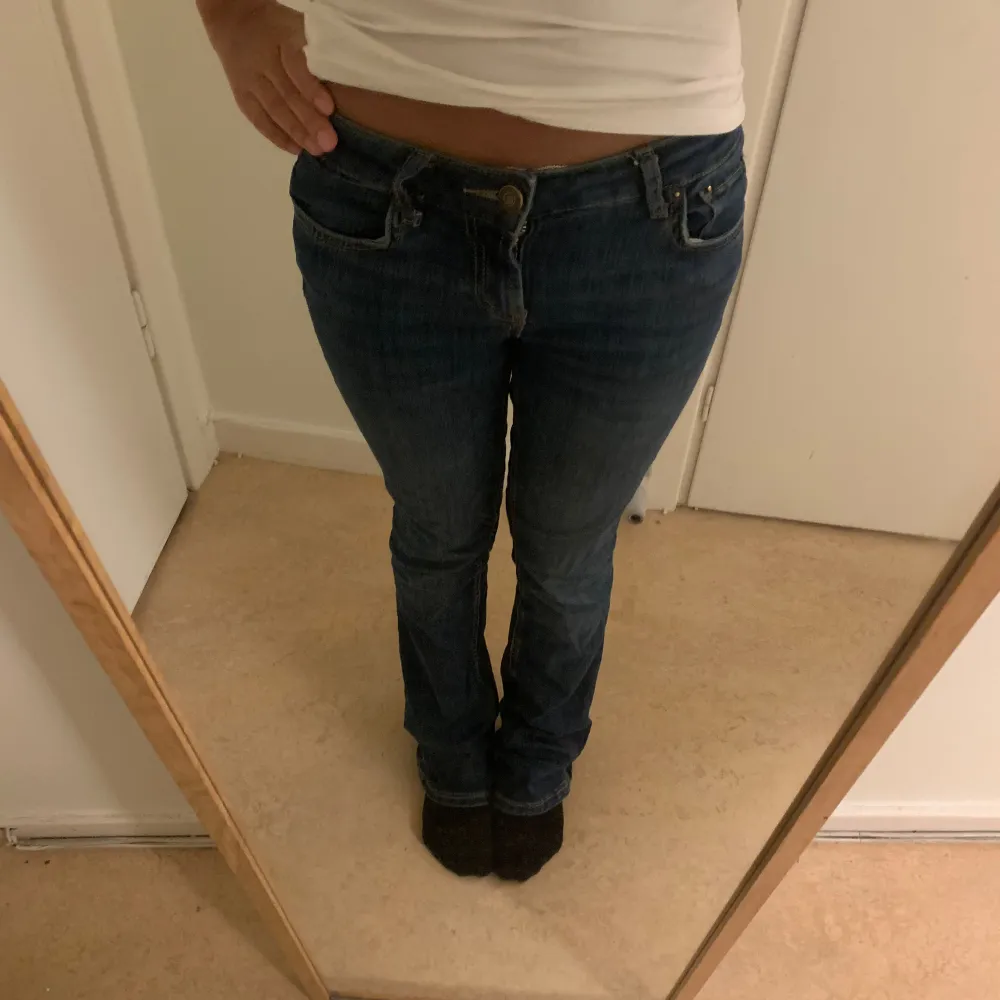 Lågmidjade jeans från Zara som inte kommer till användning längre. Väldigt stretchiga och i bra skick. Köpta för 400 pris kan diskuteras. 💕. Jeans & Byxor.