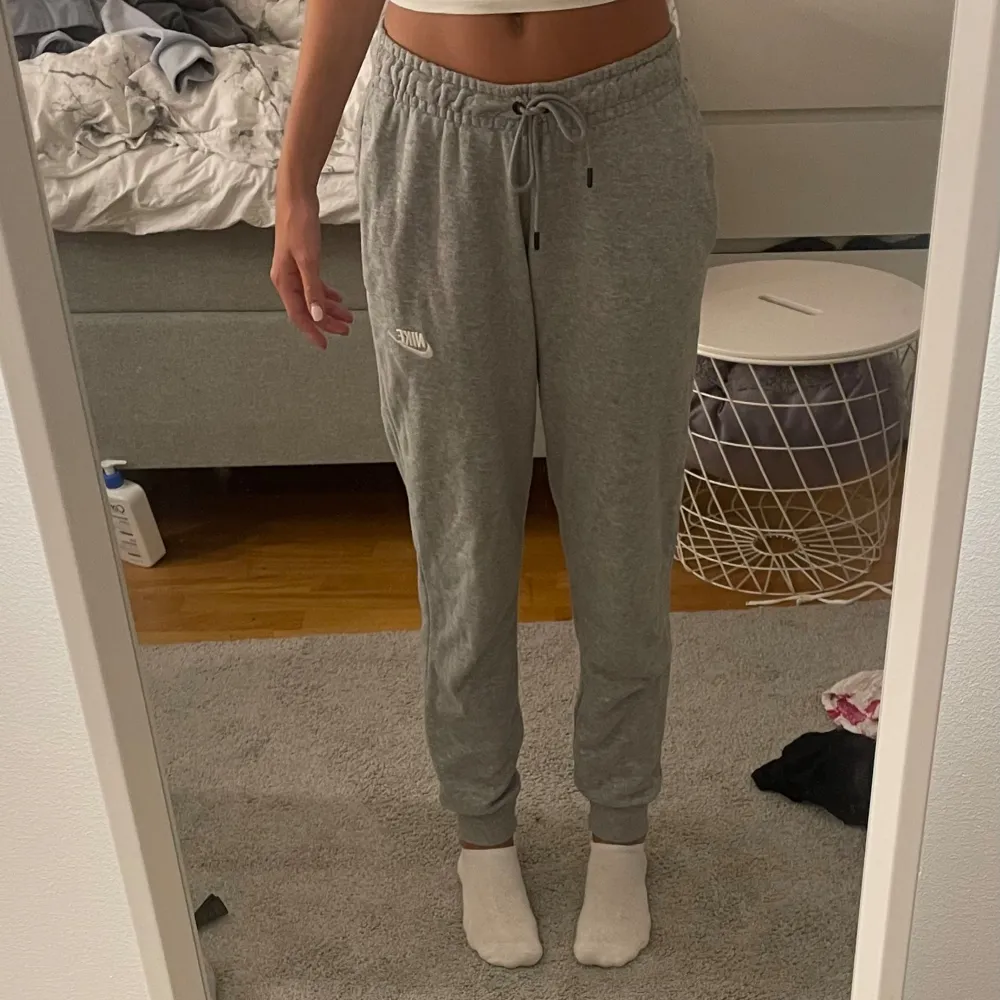 Nike mjukis byxor i bra skick. Använda ett fåtal gånger💕. Jeans & Byxor.