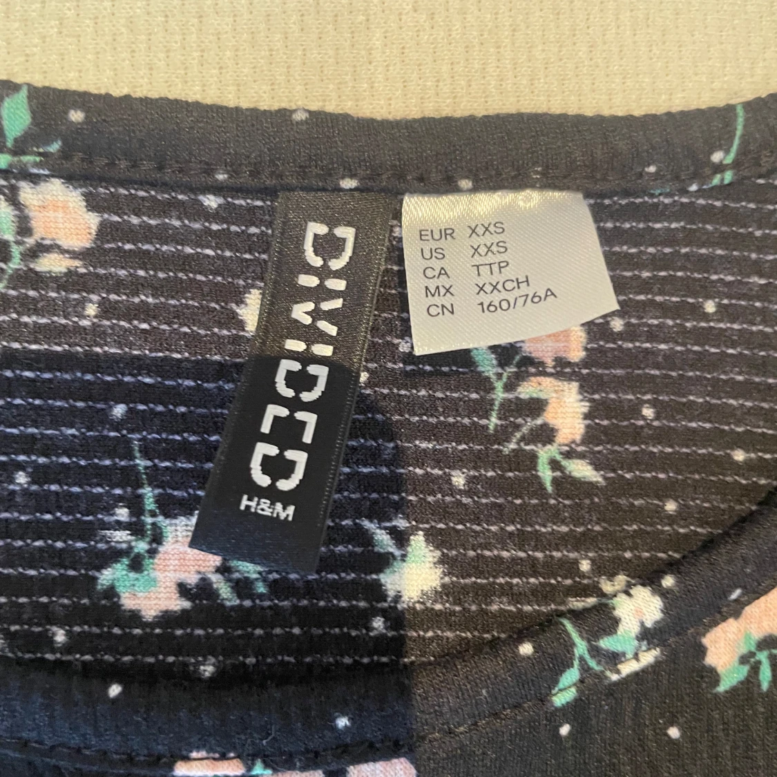 Svart blommig klänning  - 91