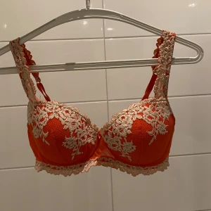 intimissimi bh knappt använd - Har knappt används då den är fel storlek. Storlek 75c.🤍 utgången färg men har inte används sen den köptes💕