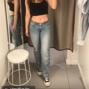 Arrow low  - Arrow low modellen ifrån Weekday. Superfina jeans som sitter som en smäck!! Enda defekten finner ni på sista bilden. Går säkert enkelt att laga 🙌🏻😀kom gärna med prisförslag så löser vi något 💘