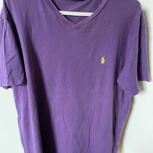 Polo ralph Laurent t-shirt - Lila v-ringad t-shirt från ralph lauren