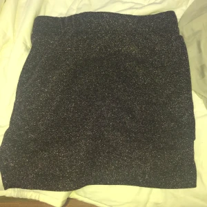 Glitter kjol använd ett par gånger - Tycker inte den är snygg längre o vill inte ha den❤️!TVÄTTAS INNAN!🤍