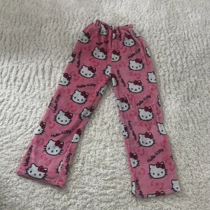 Hello kitty byxor  - Hello Kitty byxor i stl s fint skick inga fläckar eller skador som nya endast använt dom 1 gang 😊❤️