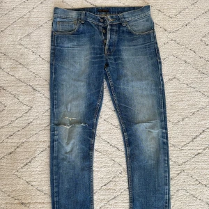 Nudie jeans (ripped) - Storlek 32, Nudie jeans, bra skick, slimfit, modell med hål på högra knät. Ser mer använda ut än vad de är. 