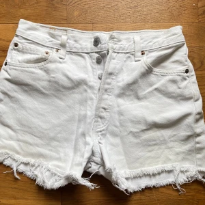 Levi’s shorts - Lewis shorts 501.  Tror W är 30. Skulle säga att det är en 36/38 i damstorlek.   Pris exklusive frakt. Kan mötas i Malmö. 