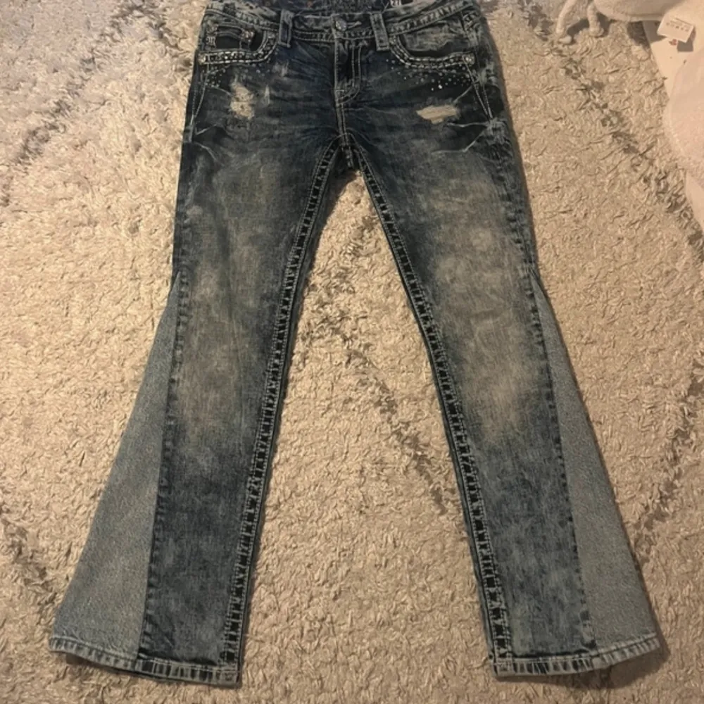 Skitsnygga miss me jeans som tyvärr va för stora och korta på mig! Hon på bilden är ungefär 160cm så skulle söga att de passar någon som är ≈160/167cm 🩷. Jeans & Byxor.