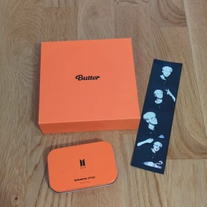 BTS album Butter (Peaches version) preorder benefits - Det finns lite fläckar från kludd på baksidan av postern men det är inget som syns på framsidan. Använt 3 klistermärken. Det är bara att fråga om du önskar fler bilder😊