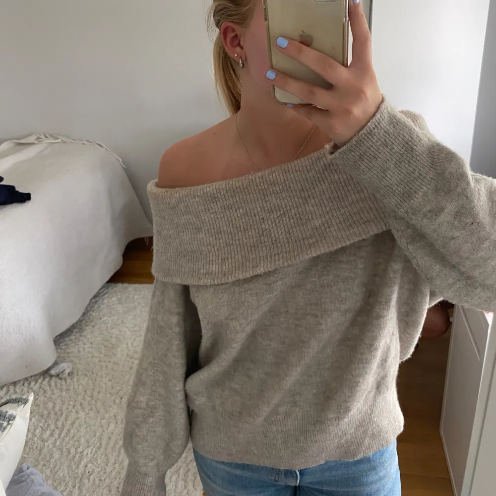 Jätte fin stickad off shoulder tröja. Bra skick, bara använd få tal gånger och är ifrån HM. . Hoodies.