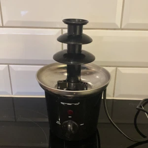  Chokladfontän -  Chokladfontän. Den smälter chokladen och gör det flytande.