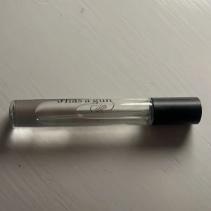 Juliette - Juliette Has A Gun - Juliette ! Deras senaste parfym. Endast testad. 7ml Körsbär, pink pepper, cashmere! Jättegod!