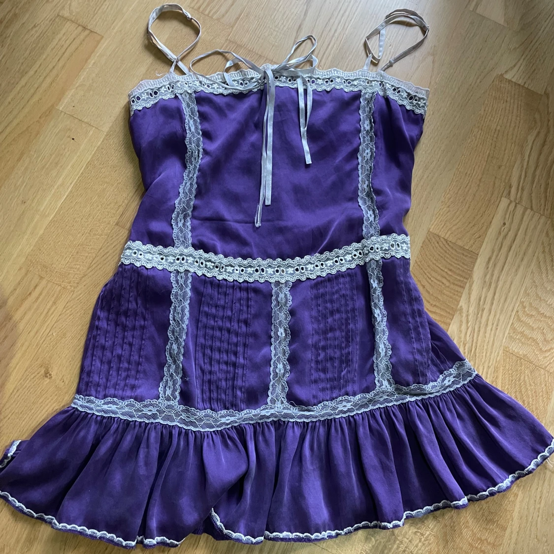 Lila klänning från Chick by Nicky Hilton