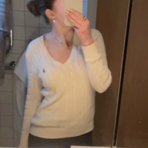Ralph lauren tröja! - Nypris runt 2000 kr❤️Skitsnygg Ralph lauren tröja i storlek S/M men skulle säga att den sitter som en S❤️ inga defeketer alls❤️