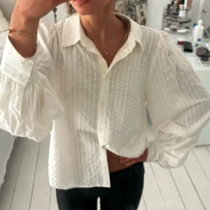 Vit blusskjorta - En vit/krämvit blusskjorta🤍liten i storlek, jag på bilden är s 