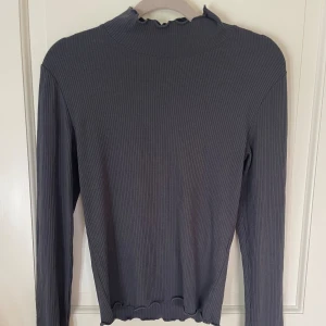 Långärmad grå tröja  - Underbar passform, sitter väldigt bekväm på kroppen.  Säljer eftersom att den inte passar mig längre❤️