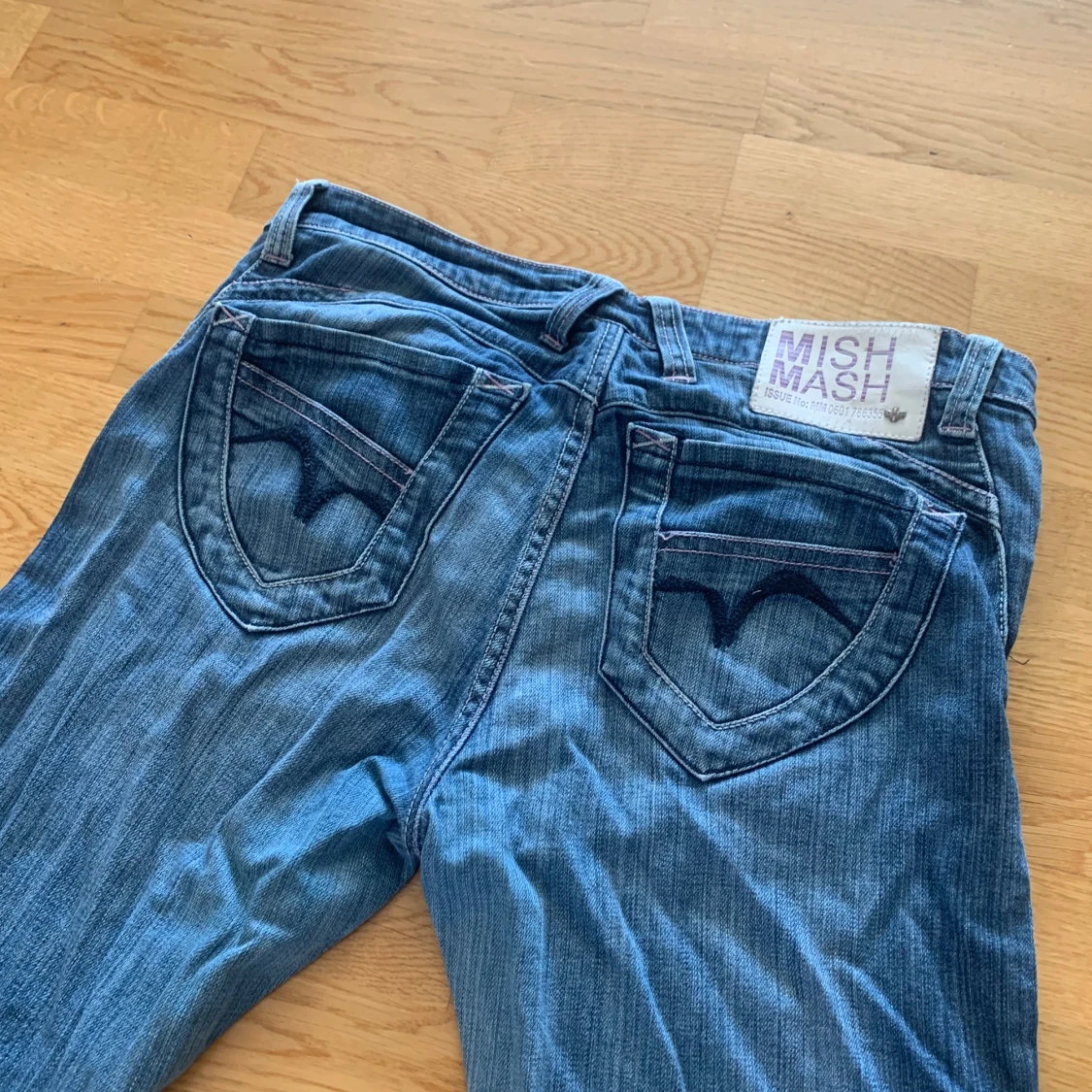 Lågmidjade utsvängda yk2 jeans 