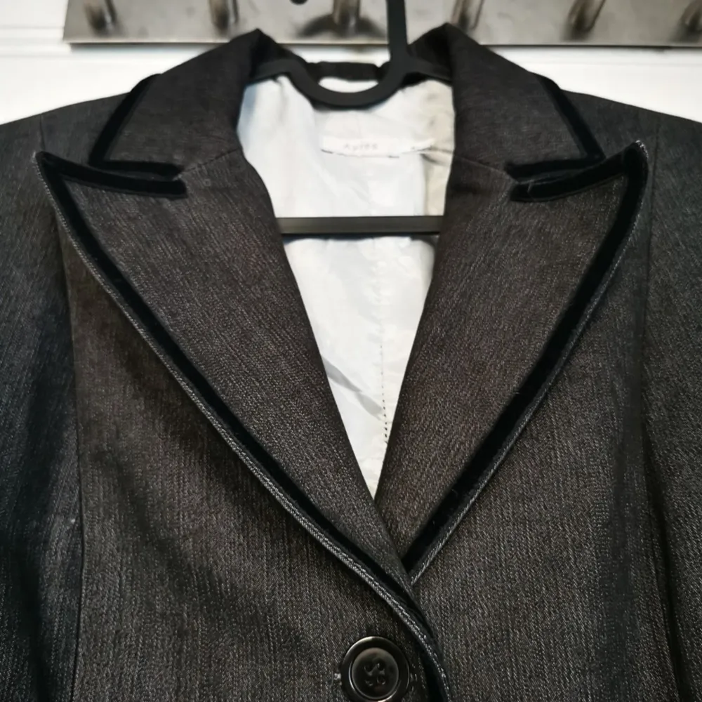 Blazer from Ayres. It is done in a kind of thin Jean and velvet edges. Fits super nice. Looks like new . Kostymer.