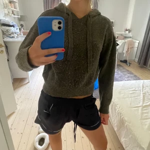 Skickad hoodie  - Mörkbrun stickad hoodie!! Lite nopprig vilket syns på bilderna, annars i gott skick!💗