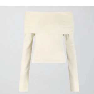 off-shoulder topp - En elegant krämfärgad off-shoulder topp med långa ärmar ❗️köptes för 400❗️ Toppen har en bred krage som vilar över axlarna och ger en stilren look.