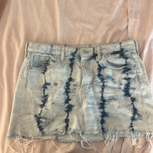 Hm kjol💙  - Köpte i butik föra månaden, säljer för att den här blivit för stor! Använd en gång och tvättad en gång.