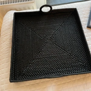 Bricka i rotting - Bricka i rotting från HM home säljes pga flytt. Som ny. Kantens höjd: 4cm  Bredd & längd: 40cm  Finns i Gubbängen, kan mötas upp i Stockholm. 